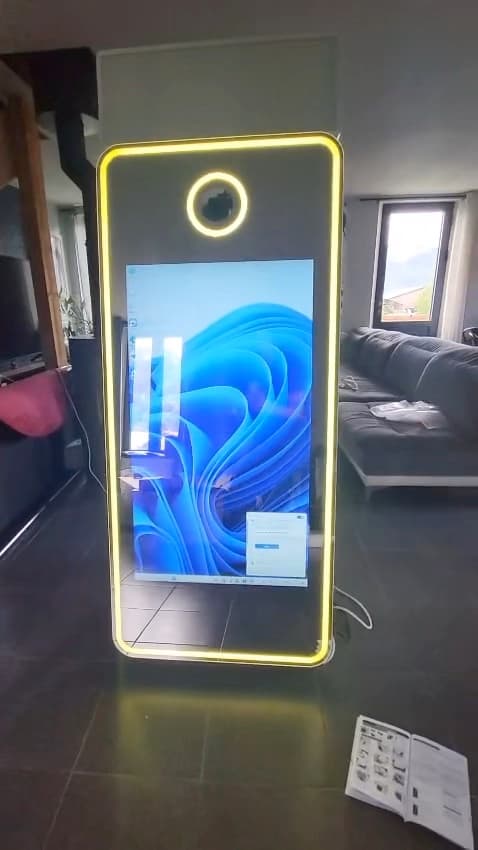Le photobooth miroir réel éclairé vu de face